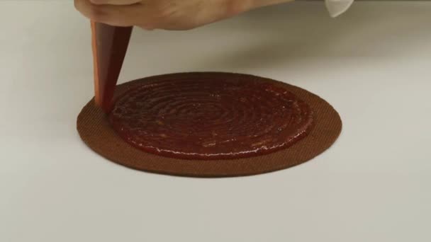 在黑巧克力蛋糕上的旋转苦甜黑可可的特写 — 图库视频影像