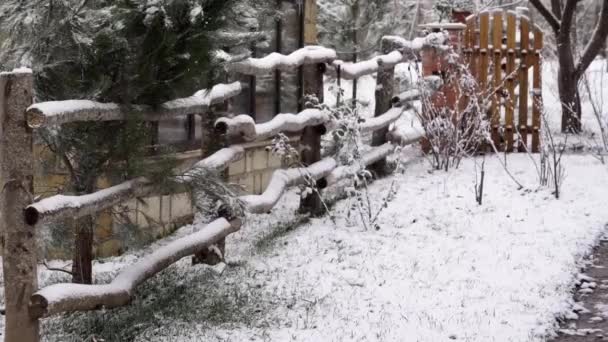 Spektakulär Estetisk Bild Skapad Snöfall Vinterlandskap Med Klassiskt Trähus Hårt — Stockvideo