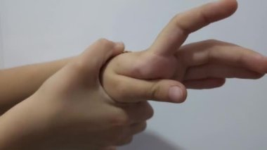 Eline bilezik takmaya çalışan bir kadın. Bilekliği tak. Konsept: çalışan kadın, uluslararası kadınlar günü, sevgililer günü, lüks.