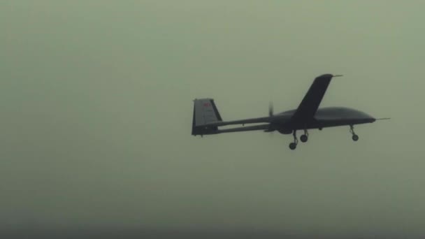 Baykar Bayraktar Tb2 Drone Turkish Air Force Airport Airway Foggy — Αρχείο Βίντεο
