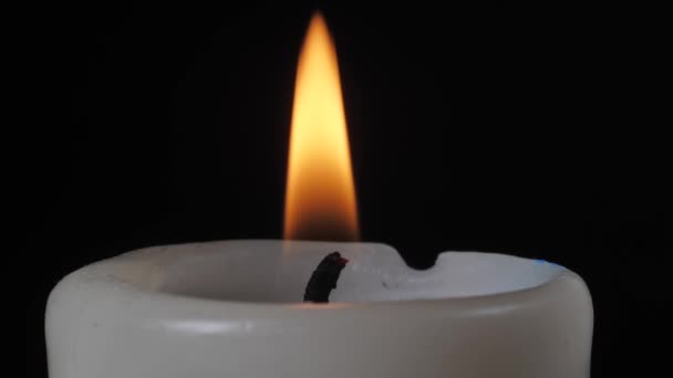 煙の中のキャンドルライト ろうそくと記念の日 記念のろうそくが灯されます 墓地のろうそくの炎 — ストック動画