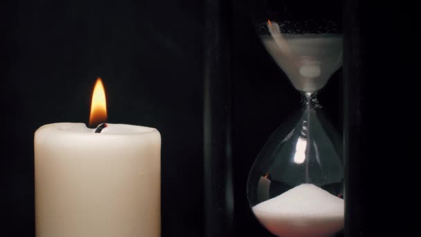 Sablier Avec Une Bougie Allumée Temps Conception Est Très Faible — Video