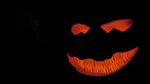 Halloweenpompoen Met Lichten Nachts Een Enge Pompoen Met Scherpe Tanden — Stockvideo