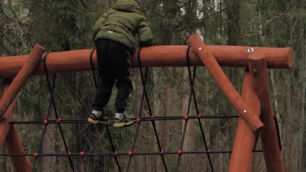 Enfant Jouait Dans Forêt Garçon Entraînait Soulever Lourd Bar Bois — Video