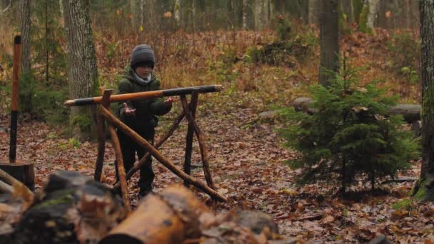 Barnet Lekte Skogen Pojken Övade Att Lyfta Tung Trästång Lekplats — Stockvideo
