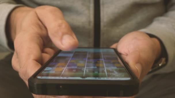 Nsan Parmağı Cep Telefonundaki Tomar Sayfa Uygulamasına Dokunuyor Nternet Kütüphanesinde — Stok video