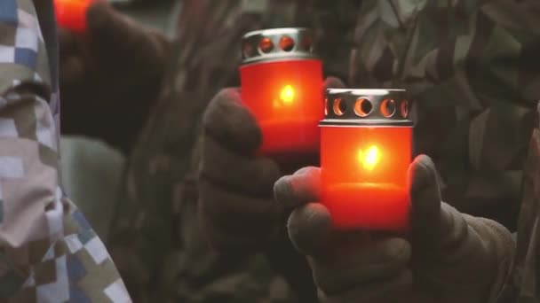 추억의 않도록 촛불을 가지고 기념식 기억하는 촛불에 붙인다 우크라이나 군인들은 — 비디오