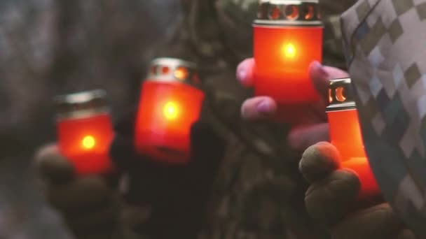 怀念的日子 生怕我们忘记 阵亡将士纪念日点燃了纪念蜡烛 身穿军服的乌克兰士兵手持红蜡烛 阅兵式上的军人 — 图库视频影像