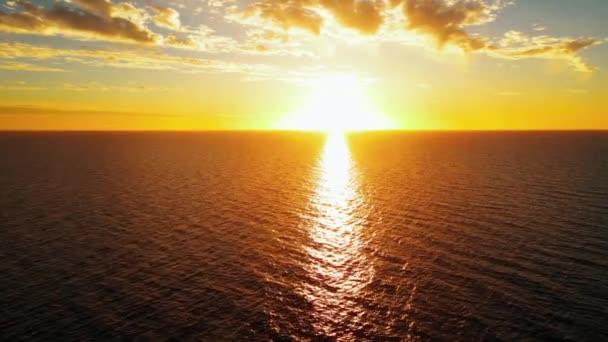 Sötét Tengervíz Ősszel Csendes Óceán Sziklás Partjai Tengervíz Hullámok Zuhannak — Stock videók