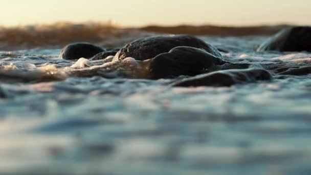 Sonbaharda Karanlık Deniz Suyu Pasifik Okyanusu Nun Kayalık Kıyıları Kayalara — Stok video