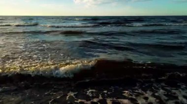 Sonbaharda karanlık deniz suyu. Pasifik Okyanusu 'nun kayalık kıyıları, kayalara vuran deniz suyu dalgaları. Dramatik günbatımı doğası. Denizin üzerinde insansız hava aracı uçuşu.