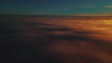 Yoğun siste gün doğumu. Sis bulutunda gün batımı. Video için seçici yumuşak odak