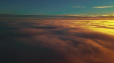Yoğun siste gün doğumu. Sis bulutunda gün batımı. Video için seçici yumuşak odak