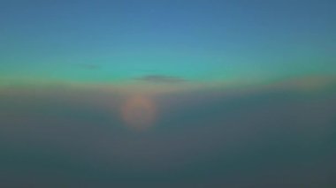 Yoğun siste gün doğumu. Sis bulutunda gün batımı. Video için seçici yumuşak odak