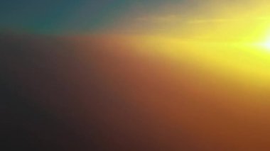 Yoğun siste gün doğumu. Sis bulutunda gün batımı. Video için seçici yumuşak odak