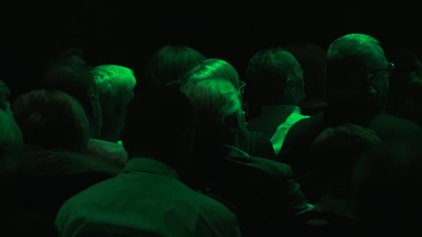 Люди Сидять Спиною Концертному Залі Людські Голови Позаду — стокове відео