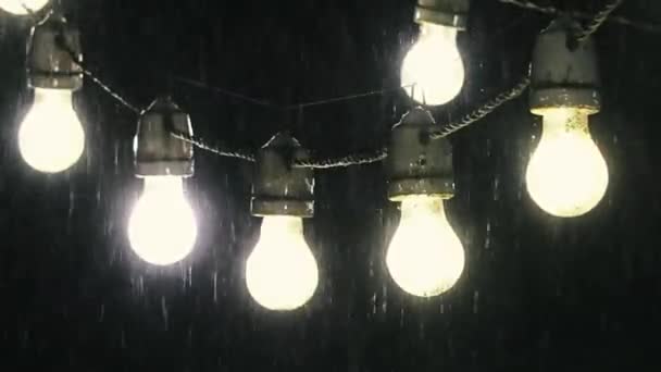 Éclairage Extérieur Dans Obscurité Hiver Avec Chute Neige Arrière Plan — Video