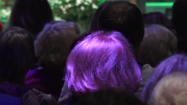 Люди Сидять Спиною Концертному Залі Людські Голови Позаду — стокове відео