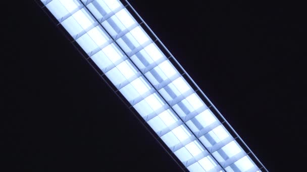 Led Lineární Světlo Černém Pozadí Lampa Led Páskou Pomalu Zapíná — Stock video