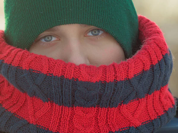 Ένας Έφηβος Ντυμένος Ζεστά Χειμώνα Μαθητευόμενος Χειμώνα Κασκόλ Και Καπέλο — Φωτογραφία Αρχείου