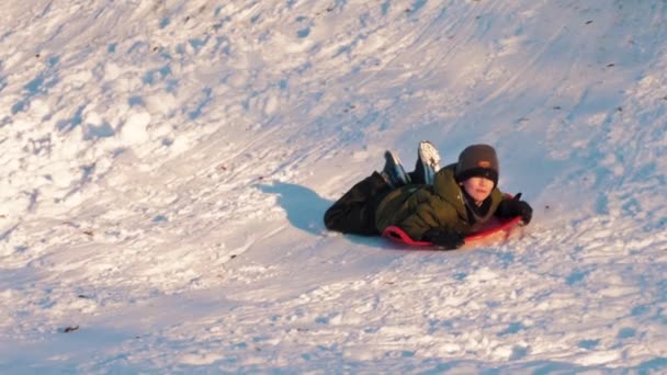 Ett Barn Rider Nerför Snöig Kulle Vinter Spel Berget — Stockvideo