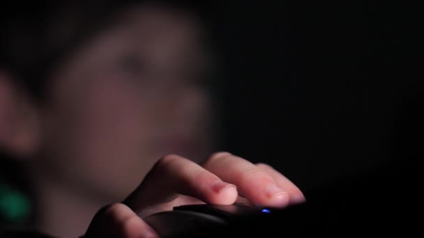 Ребенок Сидит Темноте Компьютером Студент Учится Темноте Маленький Мальчик Смотрит — стоковое видео