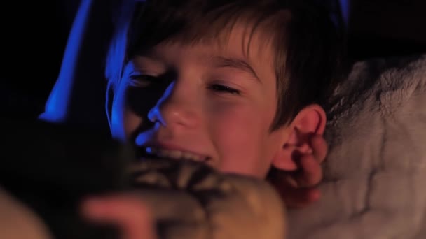 Enfant Lit Sous Une Couverture Avec Téléphone Dans Les Mains — Video
