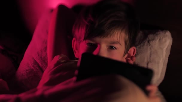Ένα Παιδί Στο Κρεβάτι Κάτω Από Μια Κουβέρτα Ένα Τηλέφωνο — Αρχείο Βίντεο