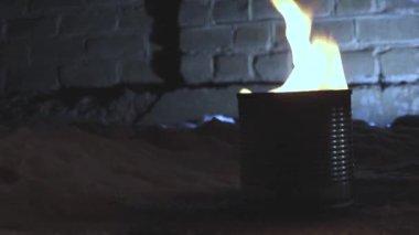 Yanan Hendek mumları gönüllü yardımcılar tarafından yapılır. Ukrayna askerlerine yardım. Kış mevsimi için özel el yapımı ısıtıcı mumlar yapan insanlardan oluşan bir ekip.