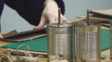 Siper mumları gönüllü yardımcılar tarafından yapılır. Ukrayna askerlerine yardım. Kış mevsimi için özel el yapımı ısıtıcı mumlar yapan insanlardan oluşan bir ekip.