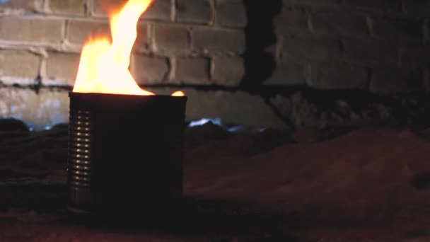 燃烧的沟槽蜡烛是由志愿帮工制造的 帮助乌克兰士兵 一组为冬季制作特殊手工升温蜡烛的人的特写镜头 — 图库视频影像