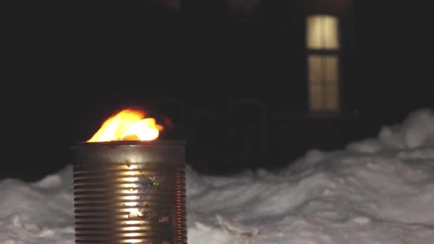燃烧的沟槽蜡烛是由志愿帮工制造的 帮助乌克兰士兵 一组为冬季制作特殊手工升温蜡烛的人的特写镜头 — 图库视频影像