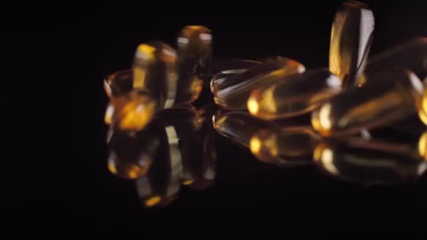 Minyak Ikan Dalam Kapsul Jatuh Cermin Hitam Kapsul Dengan Vitamin — Stok Video
