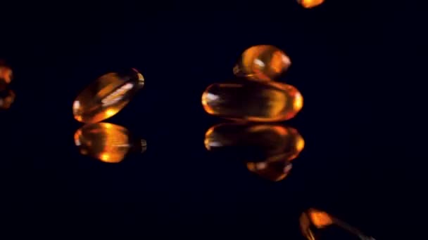 Kapsüllerdeki Balık Yağı Siyah Aynaya Düşer Vitaminli Kapsüller — Stok video