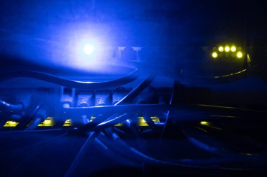 Karanlıkta internet kabloları. Sunucuya bağlı kablolar