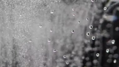 Siyah arka planda bir bardak köpüklü su. Camdan kabarcıklar çıkıyor. Gazlı saf mineralleştirilmiş su.