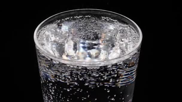 Vaso Agua Con Gas Sobre Fondo Negro Las Burbujas Salen — Vídeos de Stock