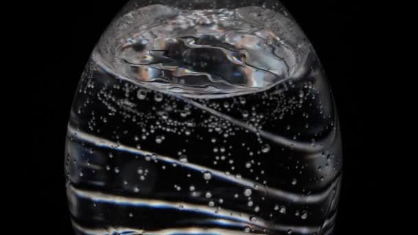 Garrafa Água Carbonatada Sobre Fundo Preto Bolhas Saem Garrafa Água — Vídeo de Stock