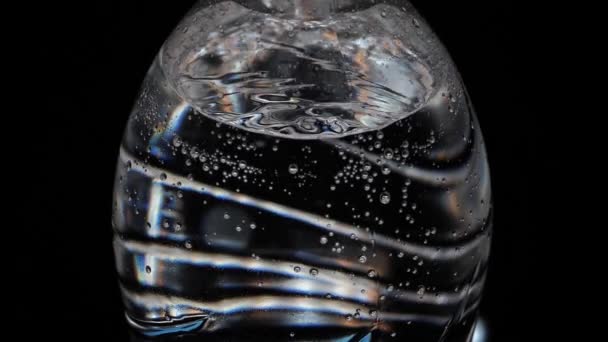 黑色底座上的碳化水瓶 气泡从瓶子里冒了出来 含气体的纯矿化水 — 图库视频影像