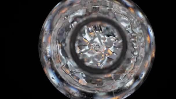 Uhličitá Láhev Vody Černém Pozadí Bubliny Vytékají Láhve Čistá Mineralizovaná — Stock video