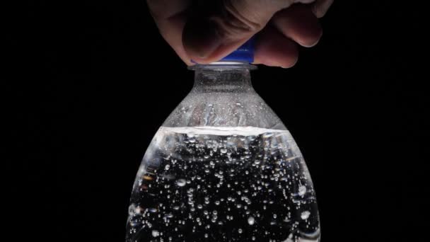 Botella Agua Carbonatada Sobre Fondo Negro Las Burbujas Salen Botella — Vídeos de Stock