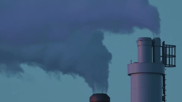Kouř Nebo Pára Vycházející Komínové Kotelny Kouřící Komín Pozadí Zapadajícího — Stock video