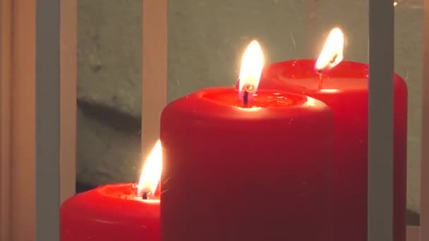 Płonące Czerwone Świece Pamiątkowe Szklanym Pojemniku — Wideo stockowe