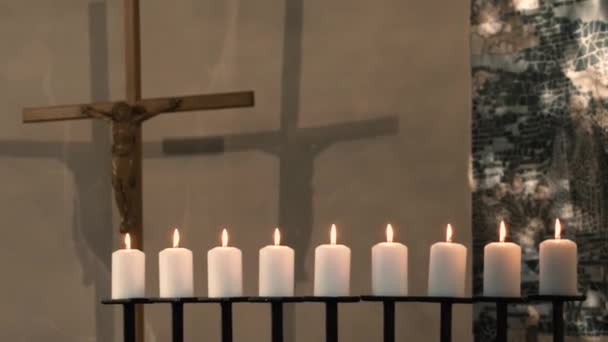 Velas Altar Igreja Acesas Sombra Cruz Parede — Vídeo de Stock