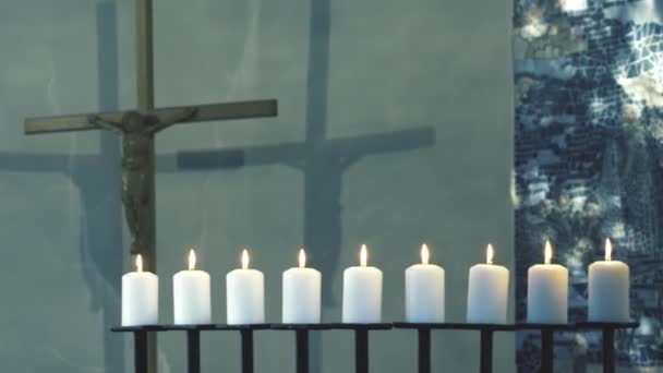 Velas Del Altar Iglesia Encendidas Sombra Cruz Pared — Vídeo de stock