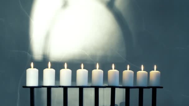 教会の祭壇キャンドルが点灯します 壁の十字架の影 — ストック動画