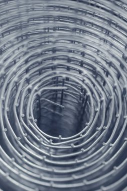 Metal ağ yakın plan, metal zemin biraz bulanık. Kaynak için metal şebeke. Havalandırma için metal yapı