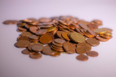 Masada bir yığın bozuk para var. Bir yığın içinde bir sürü euro sikke. Ülkede parasal kriz kavramı. Seçici yumuşak odak
