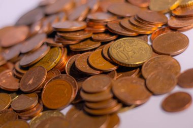 Masada bir yığın bozuk para var. Bir yığın içinde bir sürü euro sikke. Ülkede parasal kriz kavramı. Seçici yumuşak odak