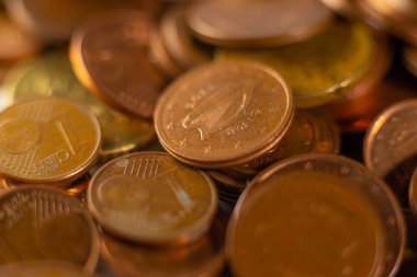 Masada bir yığın bozuk para var. Bir yığın içinde bir sürü euro sikke. Ülkede parasal kriz kavramı. Seçici yumuşak odak